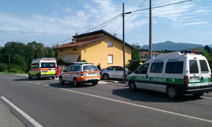 Bmw esce di strada a Olgiate, incastrata tra due case