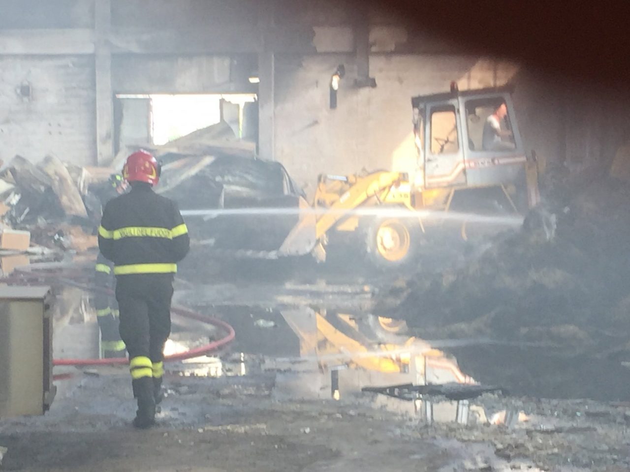 Ancora fumo all’ex tintoria: Vigili del fuoco ancora al lavoro (FOTO)