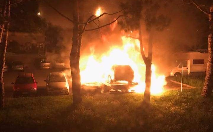 Alba di fuoco a Ponte Lambro, in fiamme tre veicoli