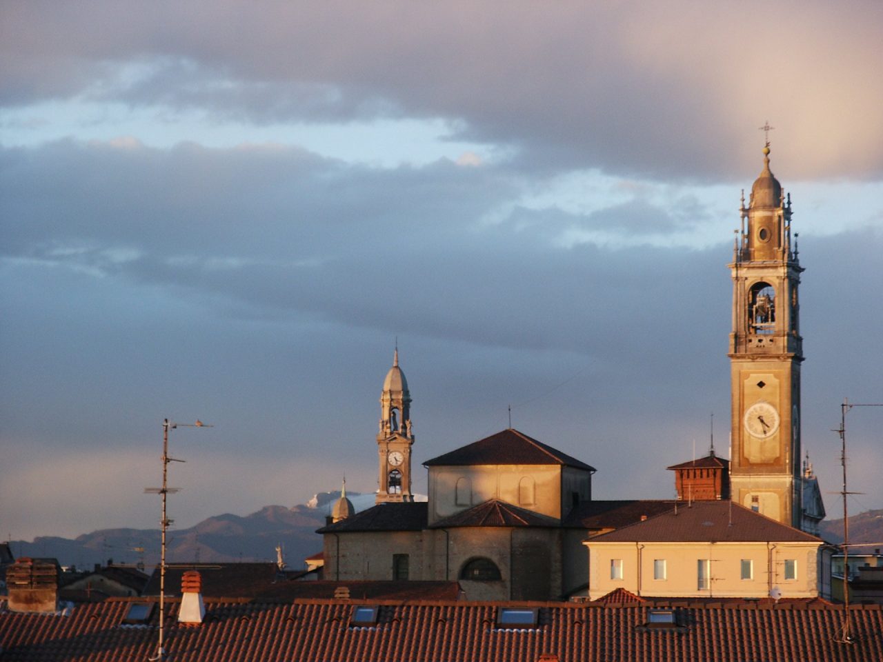 Luglio Lomazzese: cartelli di insulti in centro contro la “movida” del paese. FOTO