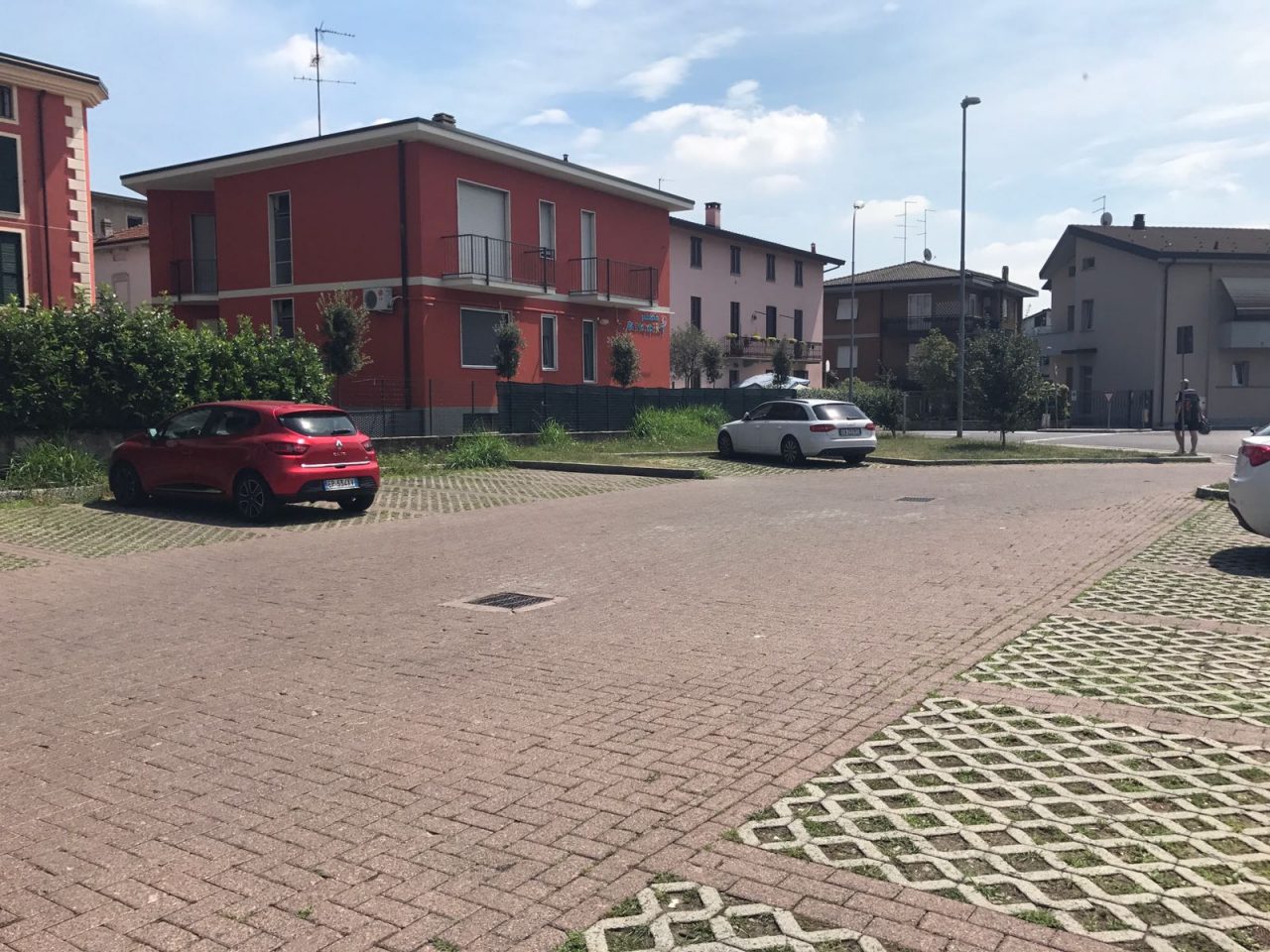 Aggredito a bastonate dai vicini di casa