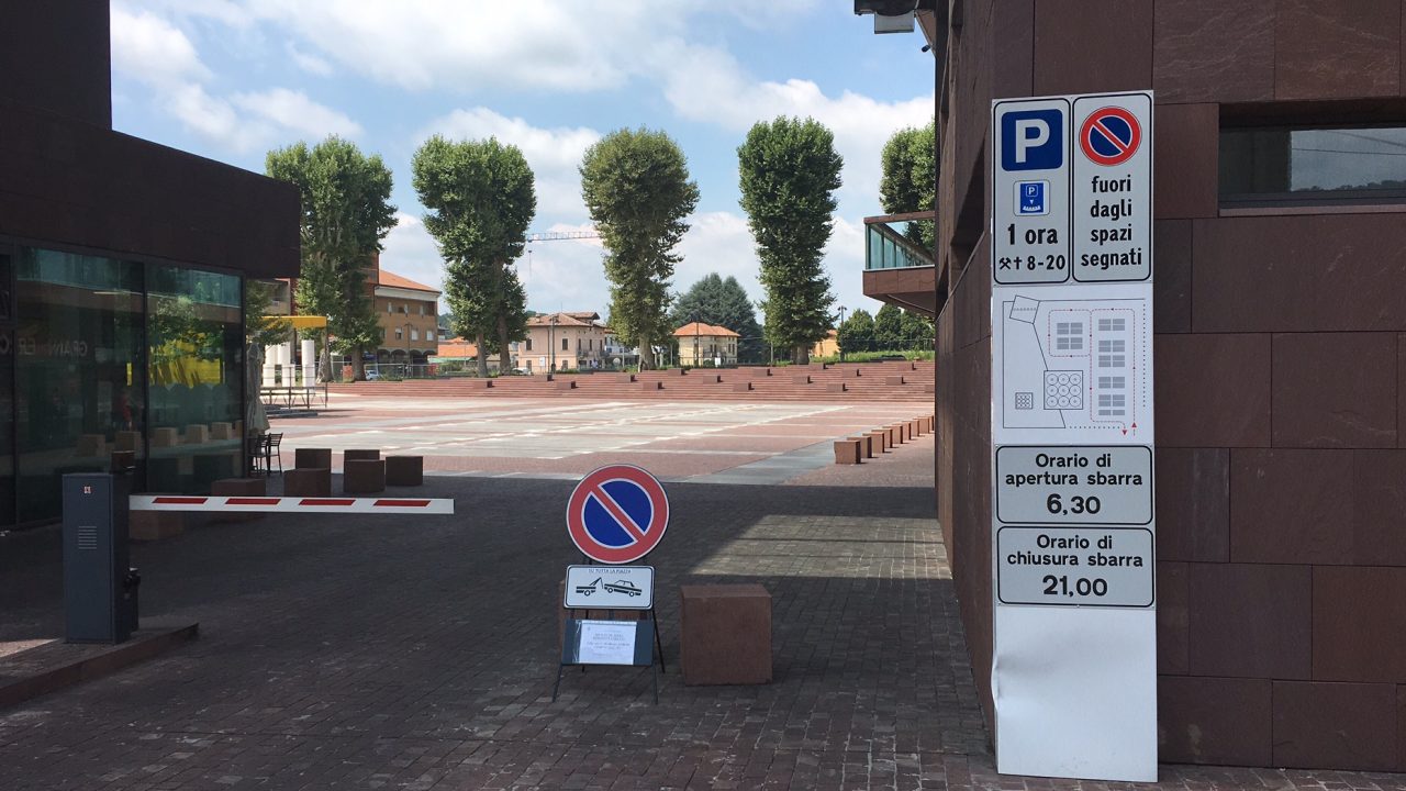 Ancora soste selvagge in piazza, multe in arrivo