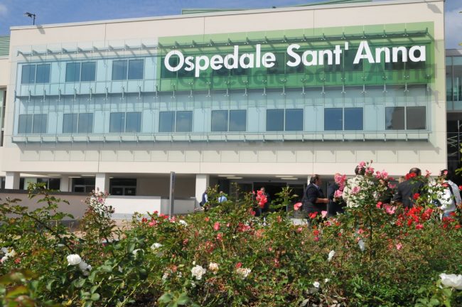 Sotto l’effetto di droghe, danneggia il PS del Sant’Anna: denunciato