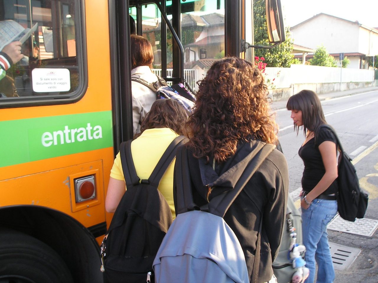 Gli studenti a lezione da casa e Asf Autolinee subito taglia le corse a Como e sul lago. La replica dell’azienda