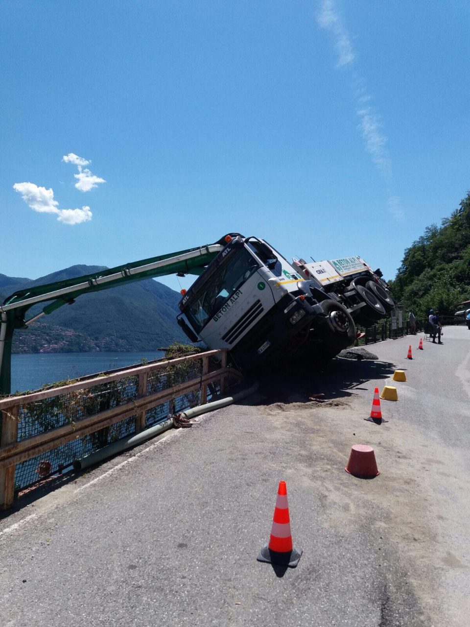 Camion contro il guardrail ad Argegno. FOTO