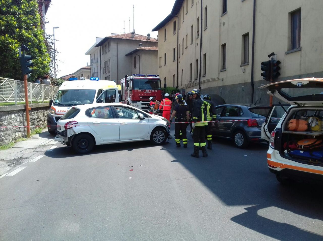 Incidente a Cantù, coinvolte due auto. FOTO e VIDEO