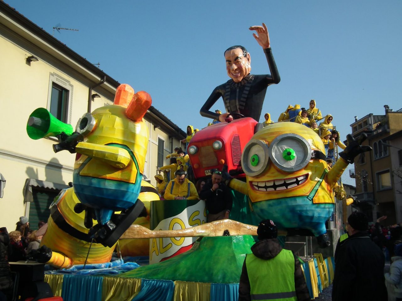 Carnevale Cantù figurine nelle edicole
