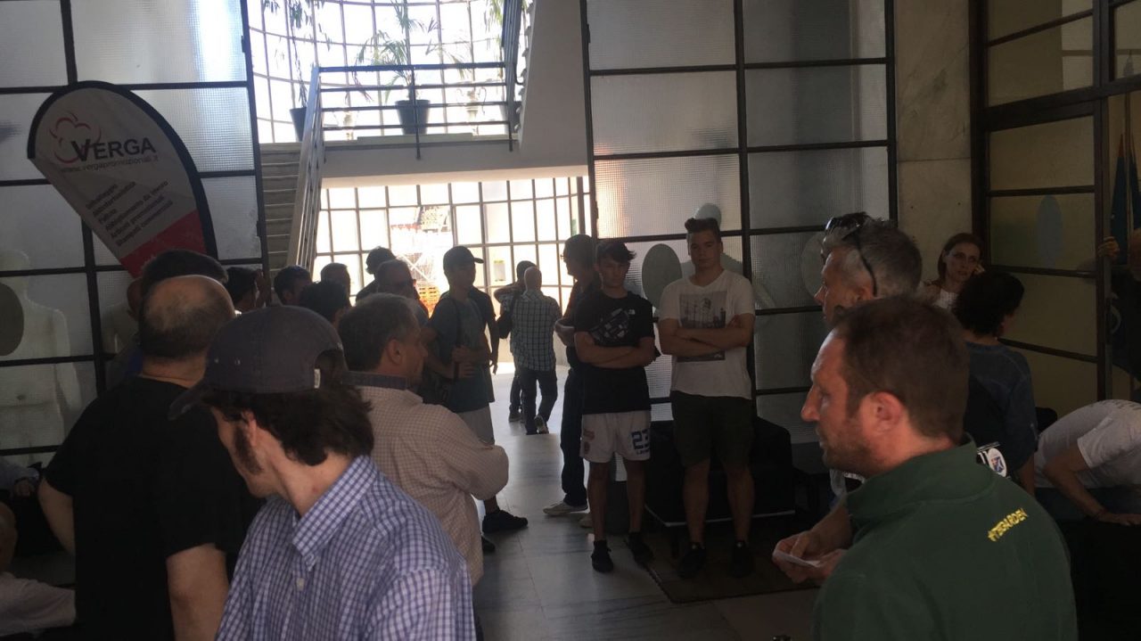 Fc Como, conferenza infuocata: i tifosi in sede, arrivano i Vigili