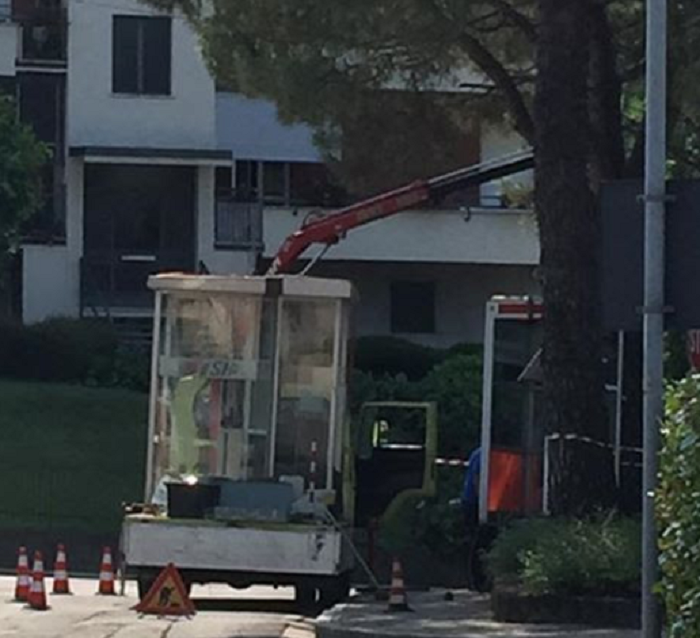 Addio alla cabina telefonica di Grandate