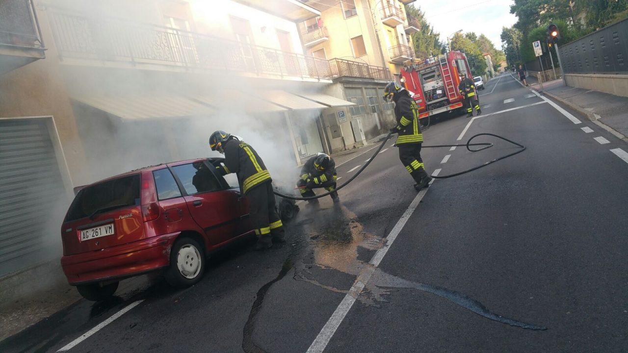 Auto prende fuoco a Capiago Intimiano