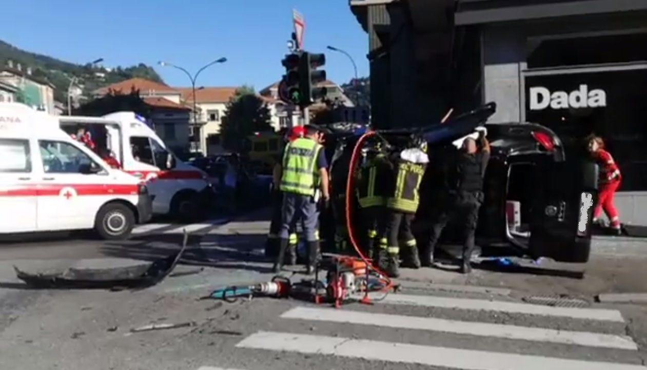 Incidente a Como con ribaltamento: diverse persone coinvolte