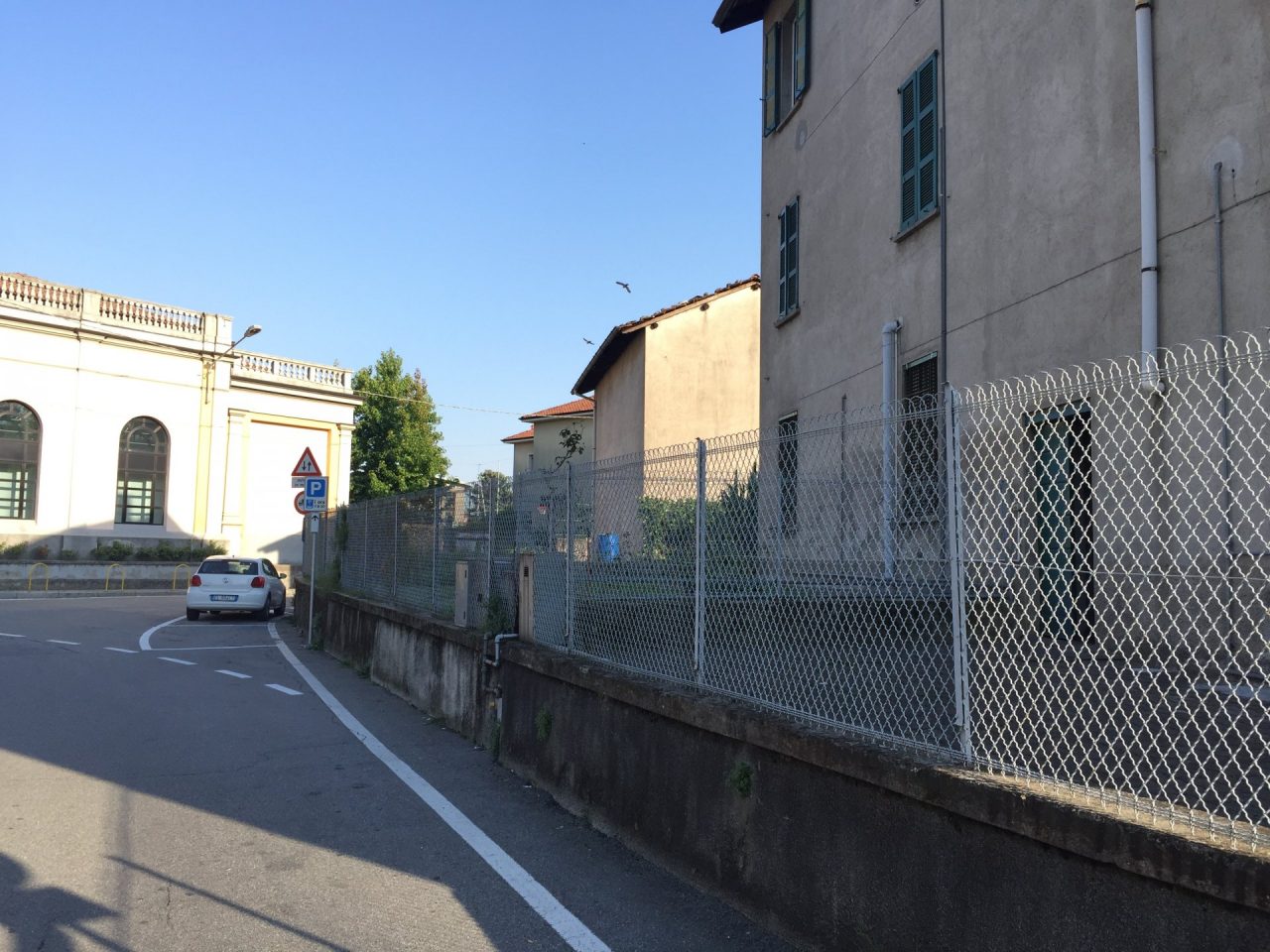 Ragazzine importunate dai migranti, scoppiano le proteste