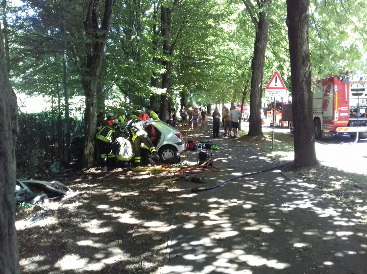 Incidente a Carimate, due giovani estratti dalle lamiere. Guidavano senza patente. FOTO e VIDEO