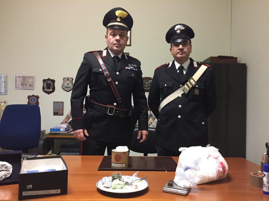 Tenta di vendere marijuana ai giardini, arrestato