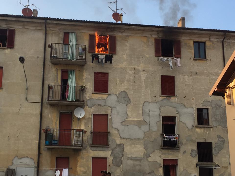 Scoppia la bombola del gas: fiamme in un appartamento