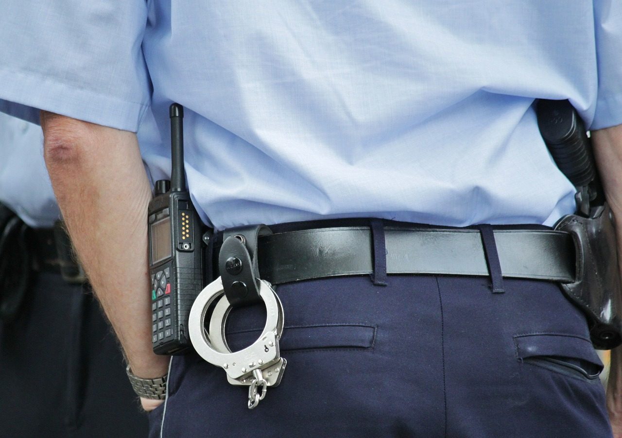 Arrestati due nigeriani per lesioni: brandivano una cintura