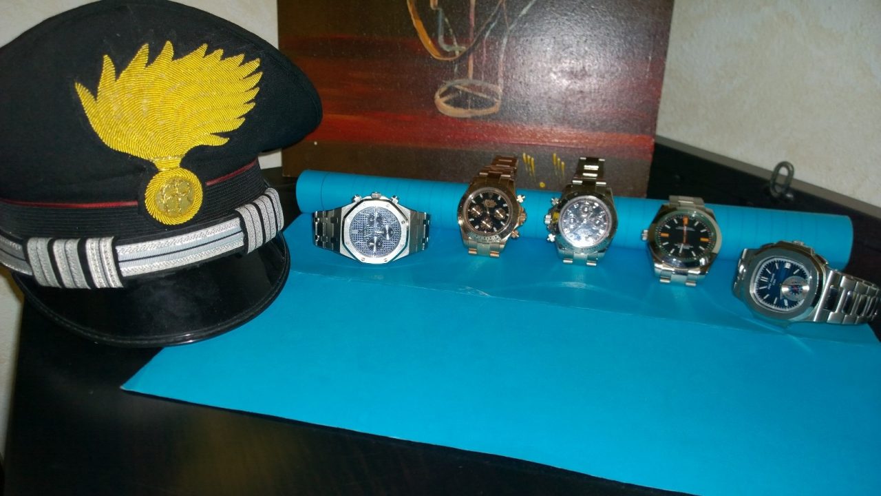 Scambia Rolex veri con quelli falsi. Ma i proprietari…