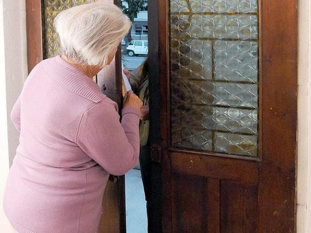 Truffe agli anziani a Como, cinque indagati