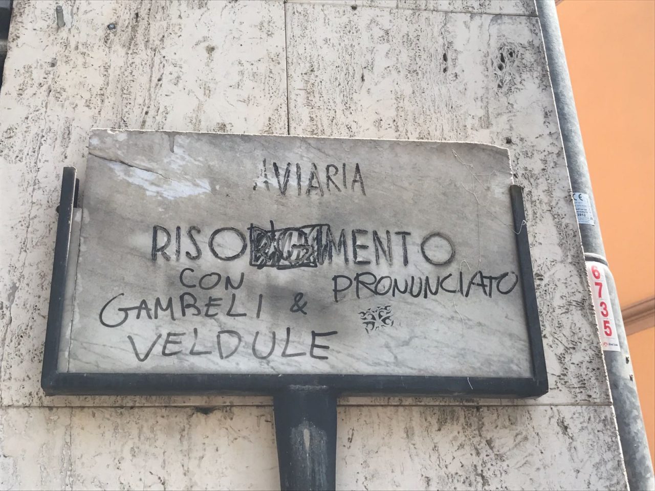Vandali burloni in via Risorgimento a Cantù