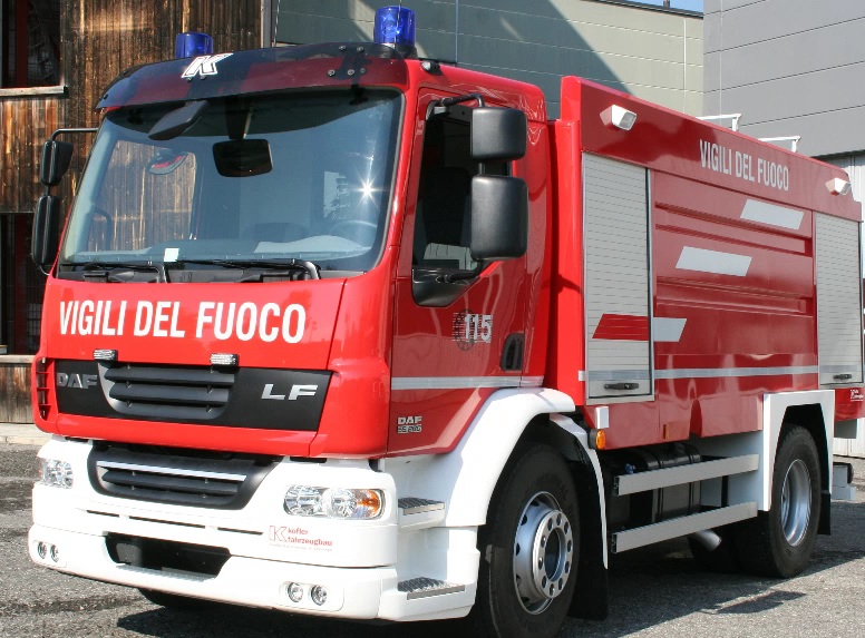 Grande incendio a Turate: in fiamme un capannone. FOTO