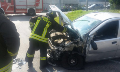 Incidente ad Alzate Brianza: auto si scontra con camion. FOTO