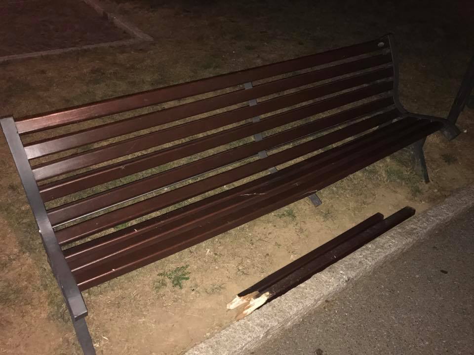 Fecchio, panchina distrutta in piazza