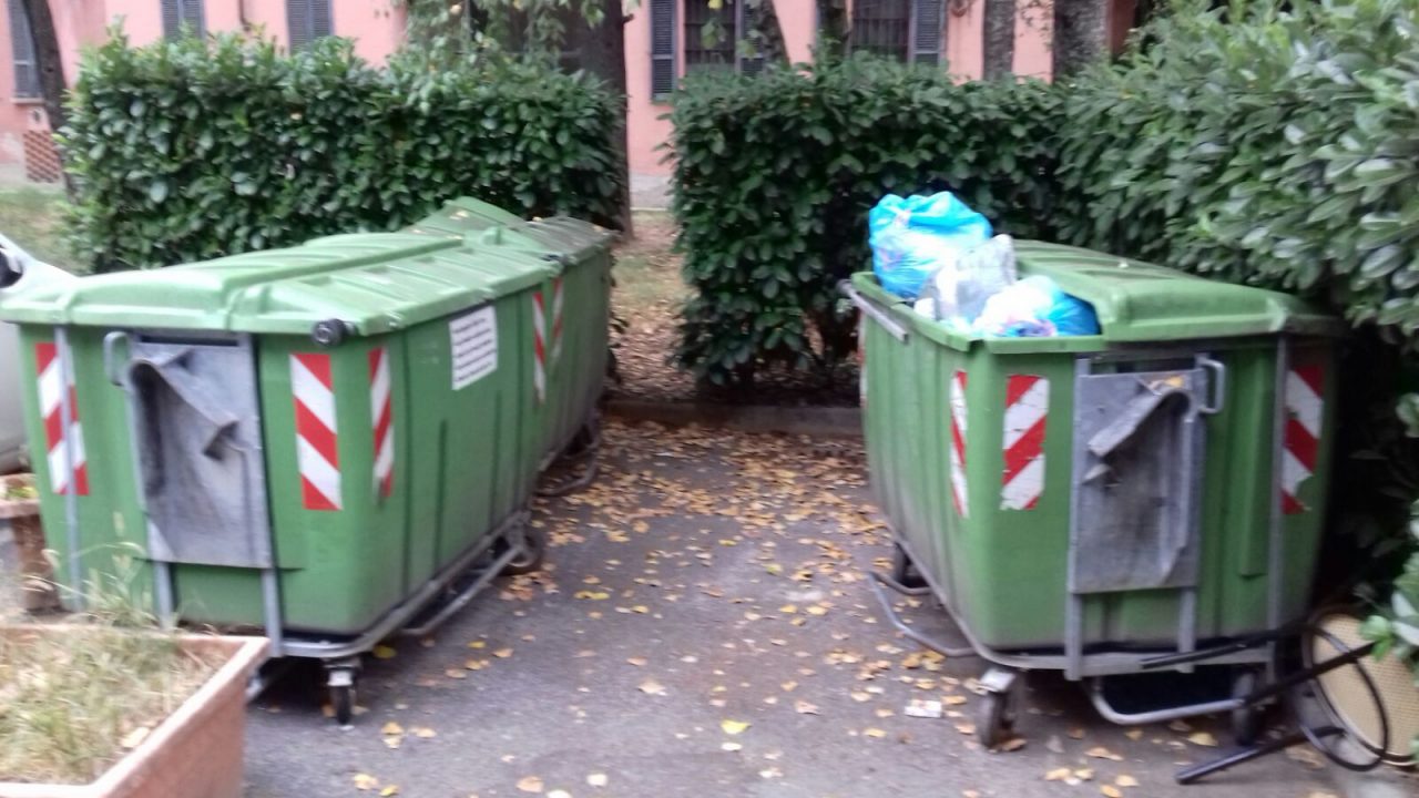 Cassonetti stracolmi: in via San Rocco non si differenzia