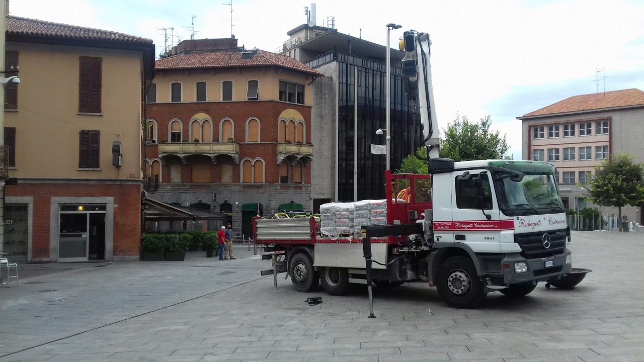 Lastre ballerine in piazza Garibaldi: via al cantiere FOTO