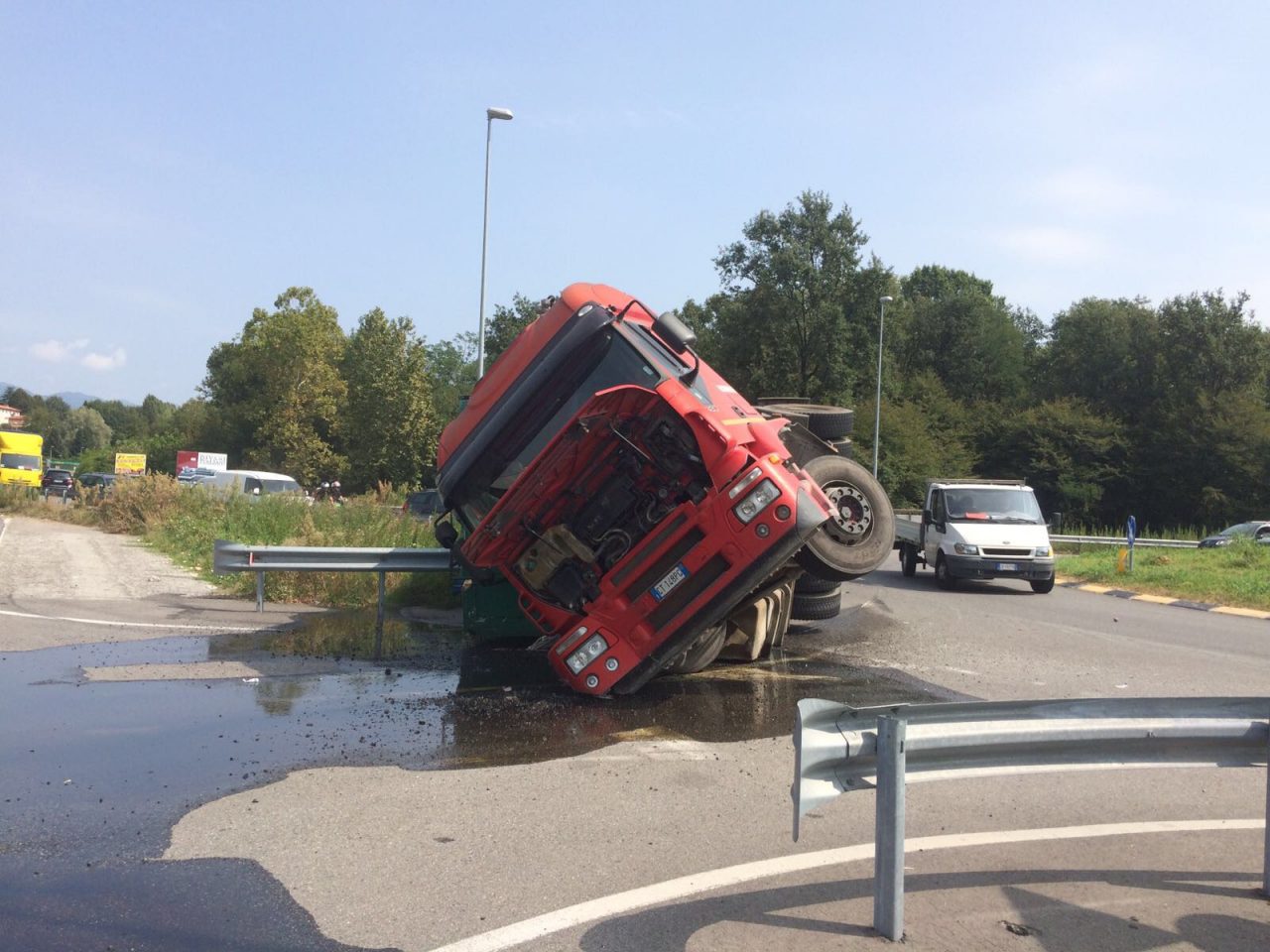 Camion ribaltato all’uscita della Pedemontana. FOTO