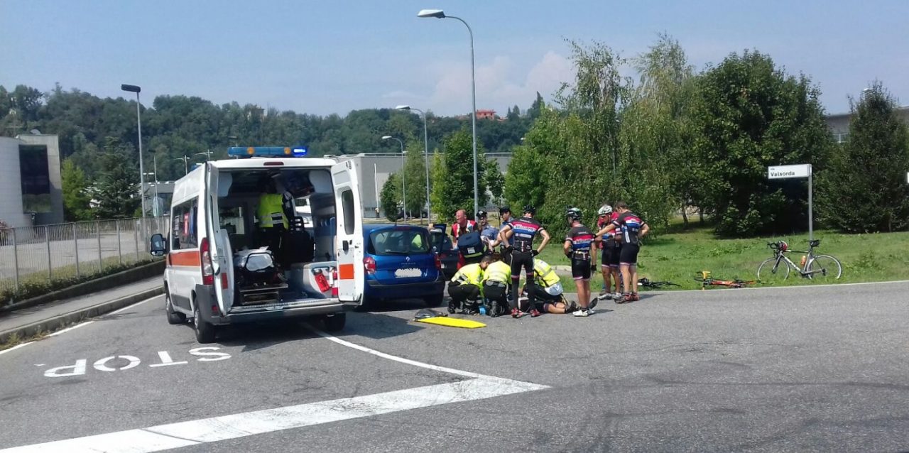 Incidente a Inverigo: travolti cinque ciclisti. FOTO