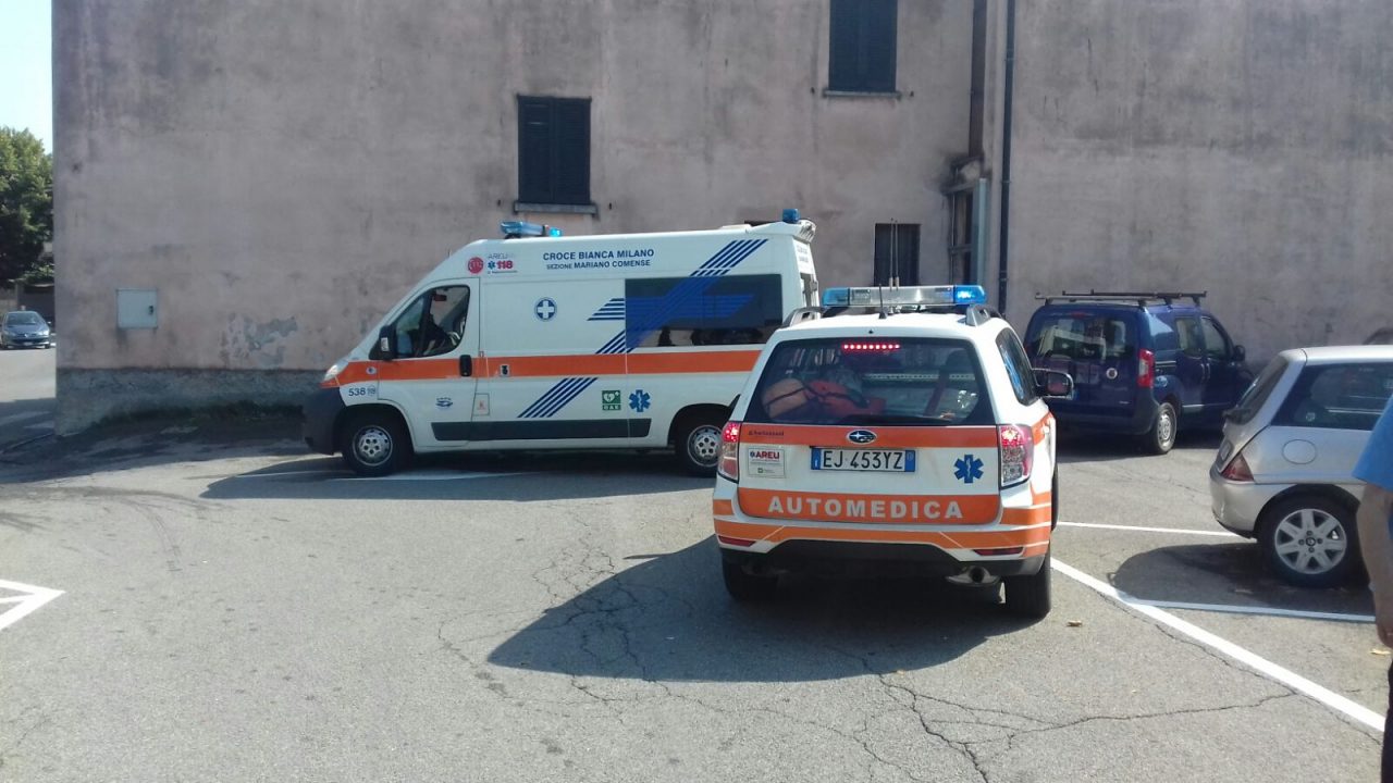 Ambulanza a Carugo in codice rosso