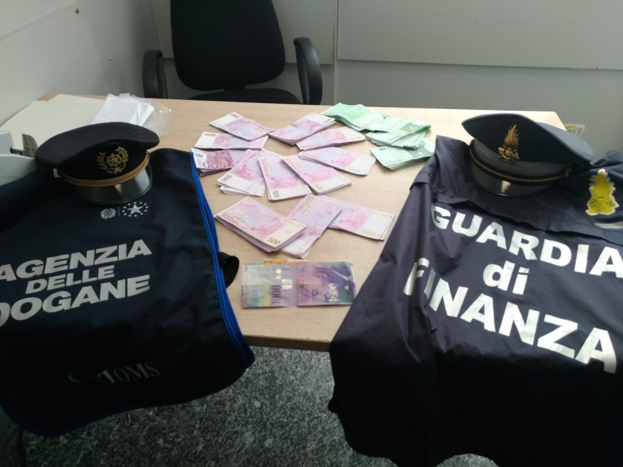 Tenta di passare il valico di Brogeda con 144mila euro non dichiarati