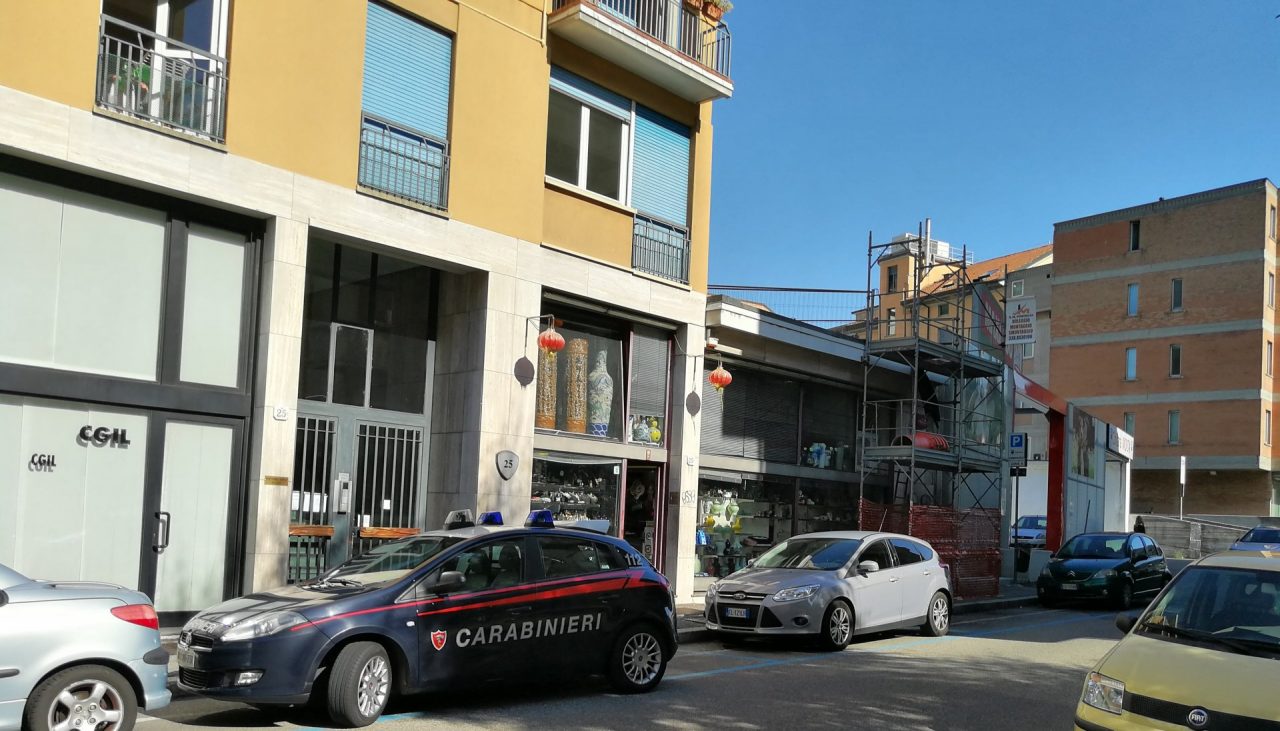 Rapina a Como: commessa minacciata con una pistola