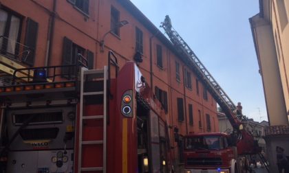 Incendio nel sottotetto di via San Rocco, appartamenti Aler inagibili