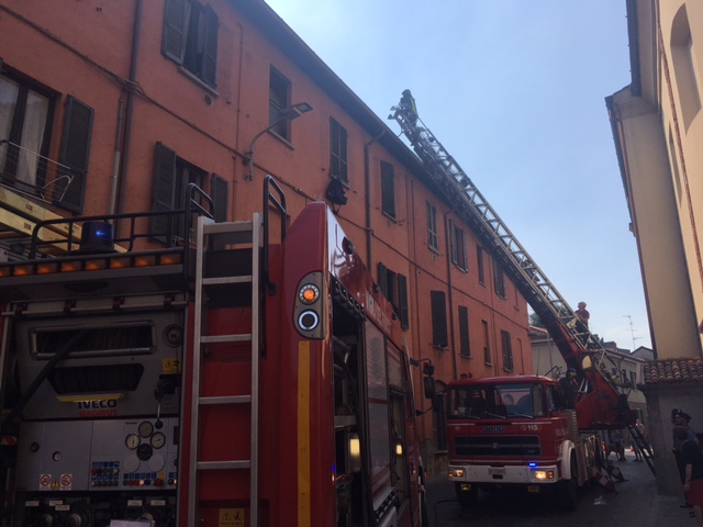 Incendio nel sottotetto di via San Rocco, appartamenti Aler inagibili