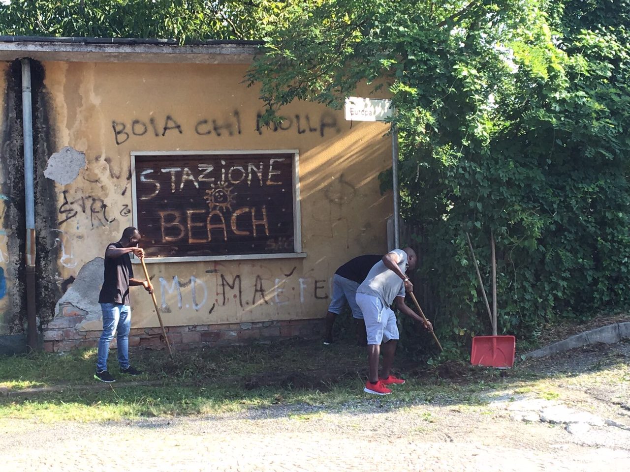 Migranti al lavoro, pulita la stazione a Olgiate