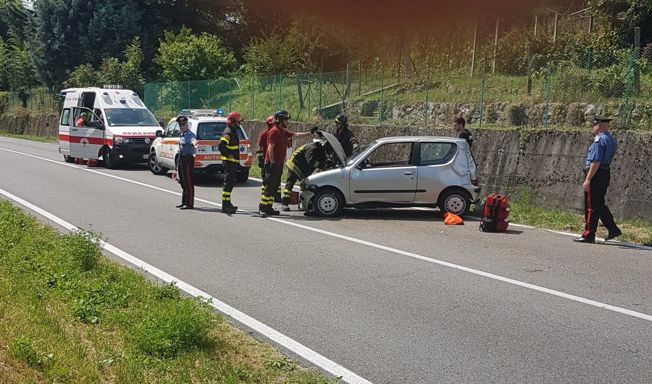 Erba, auto si schianta contro il muro: ferita una donna