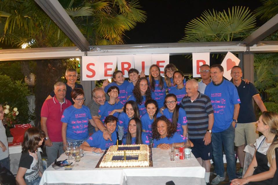 Mariano festa serie B gruppo con torta