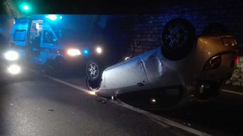 Auto si ribalta a Menaggio: a bordo c’erano tre giovanissimi. FOTO
