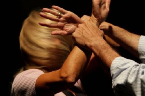 Aggressione a Carlazzo: ragazza di 21 anni picchiata da un collega finisce in ospedale