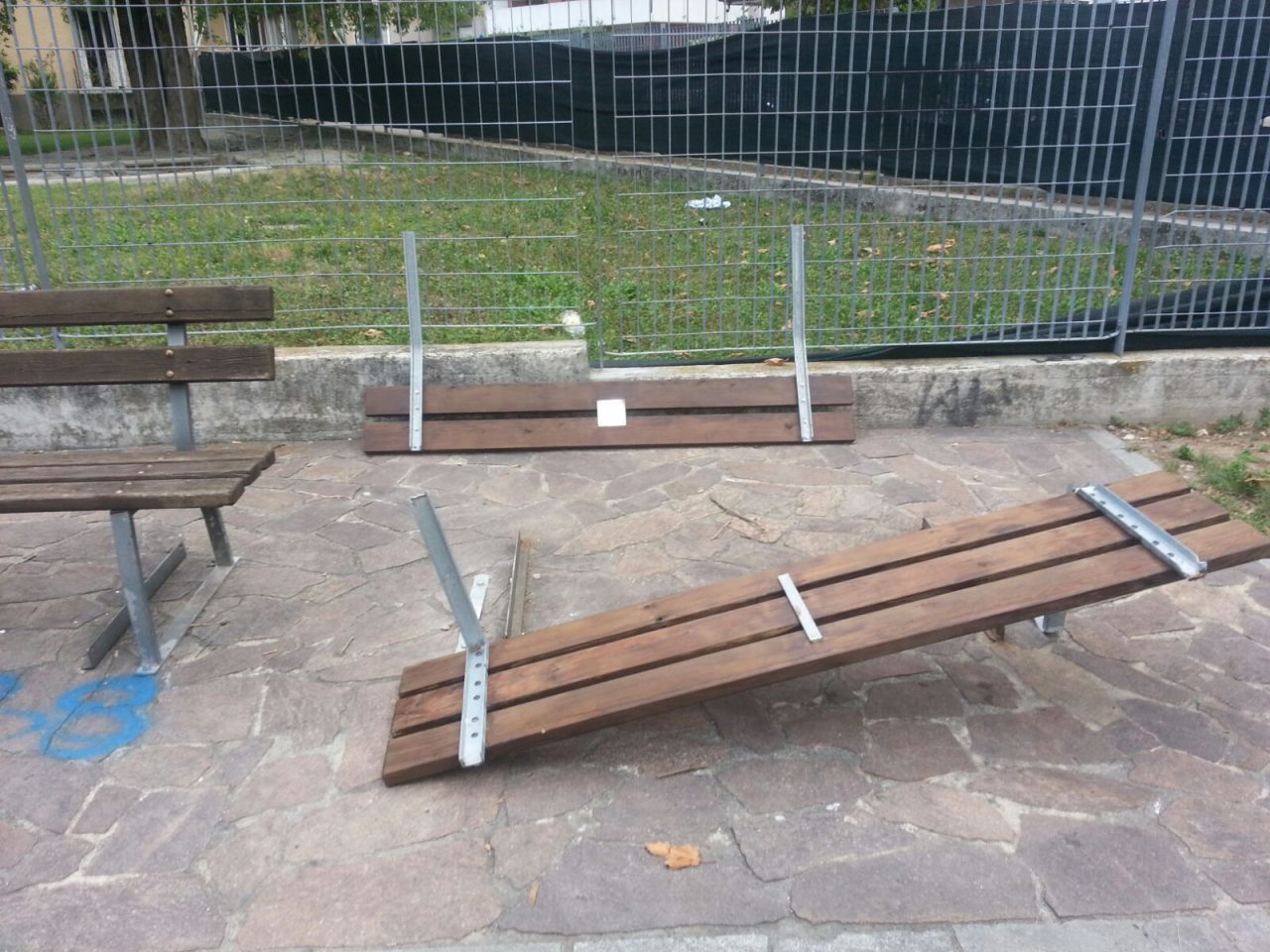 Tavernerio, vandali al parco di via Risorgimento