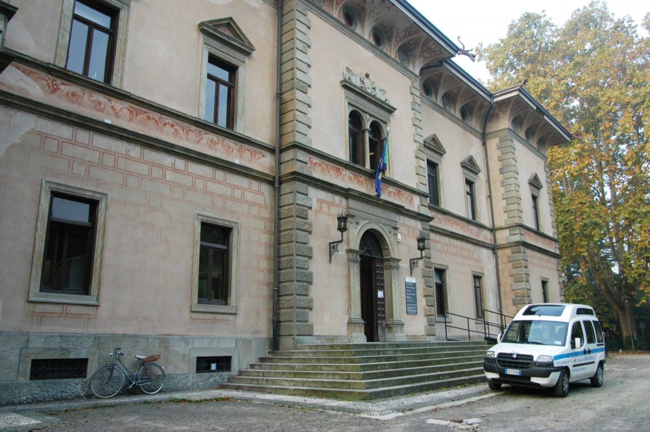 Ladro sorpreso dalle telecamere nel parco a Olgiate