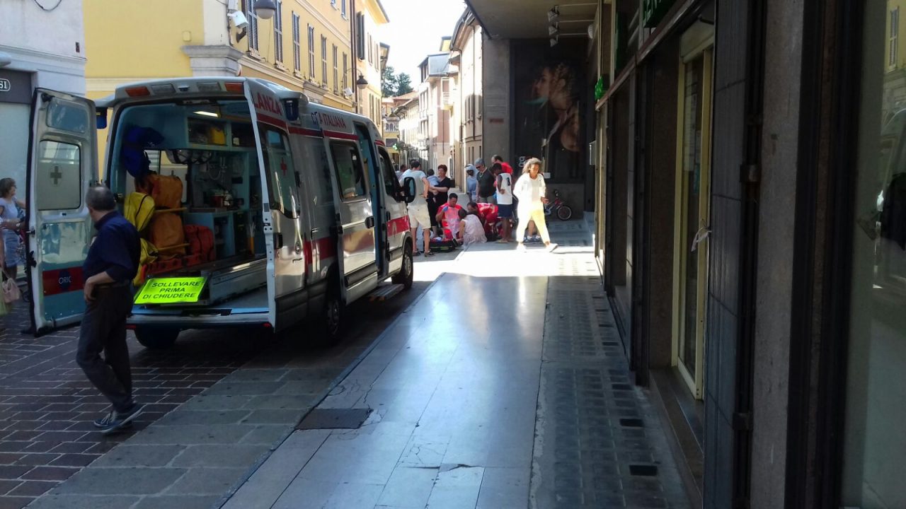 Bambino soccorso dall’ambulanza in centro a Cantù