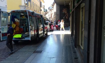 Bambino soccorso dall'ambulanza in centro a Cantù