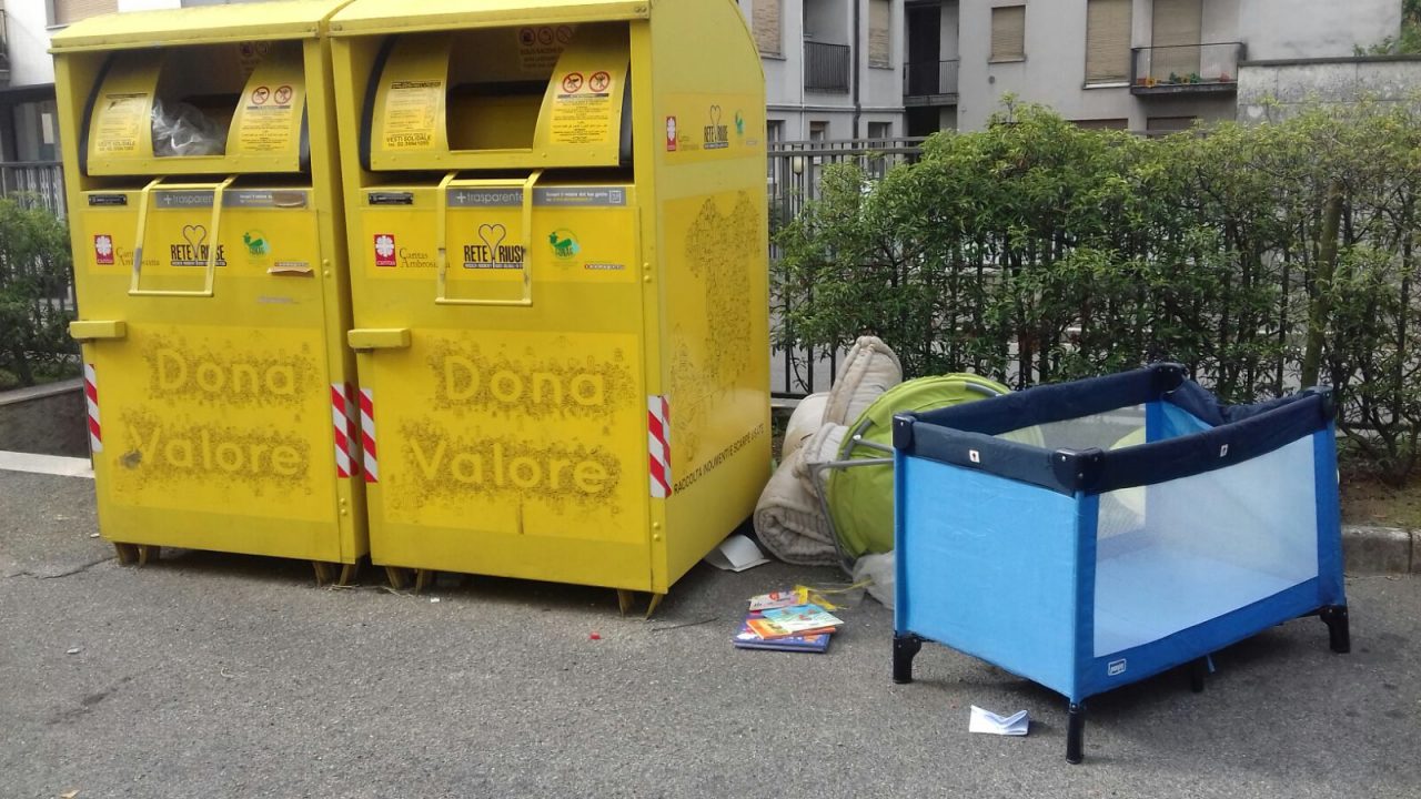 Il cortile della Caritas di Mariano diventa una pattumiera