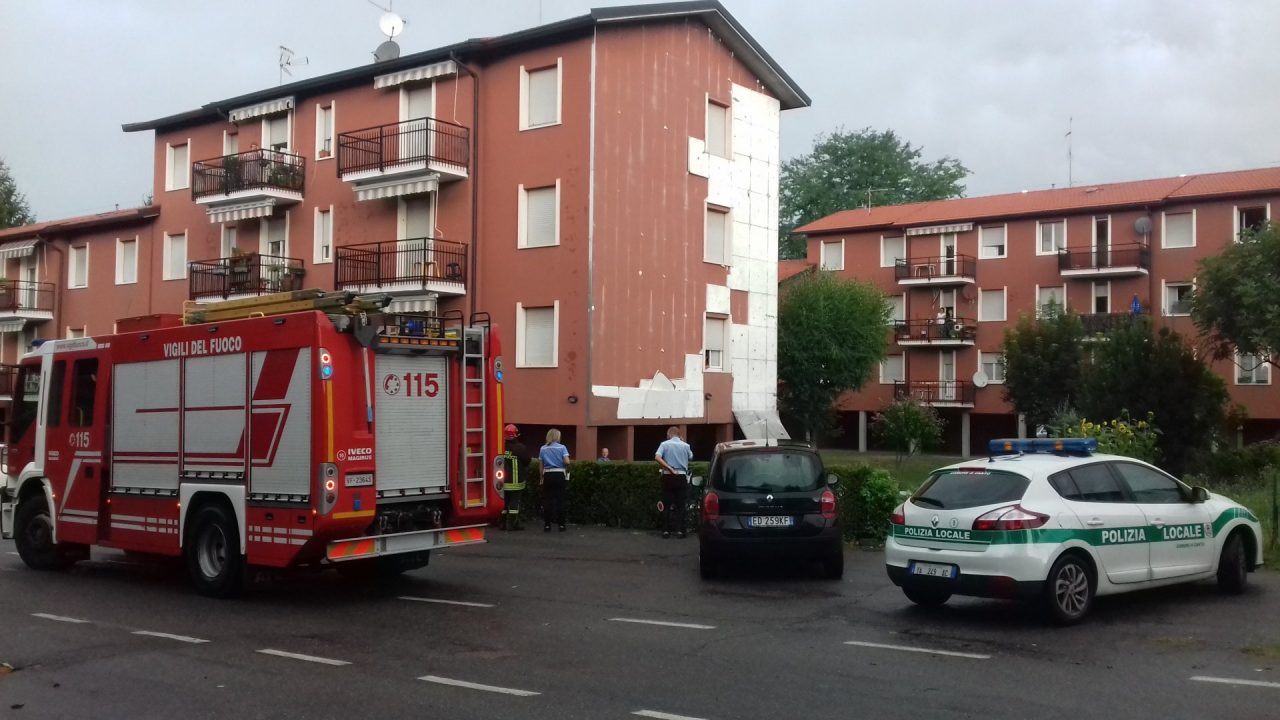 Tragedia sfiorata: crolla la facciata di una palazzina