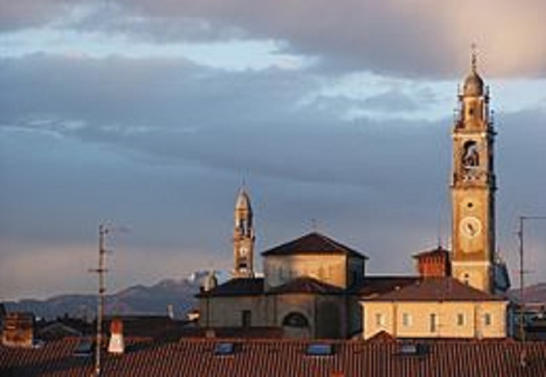 Si spoglia e si siede nudo sul marciapiede. FOTO