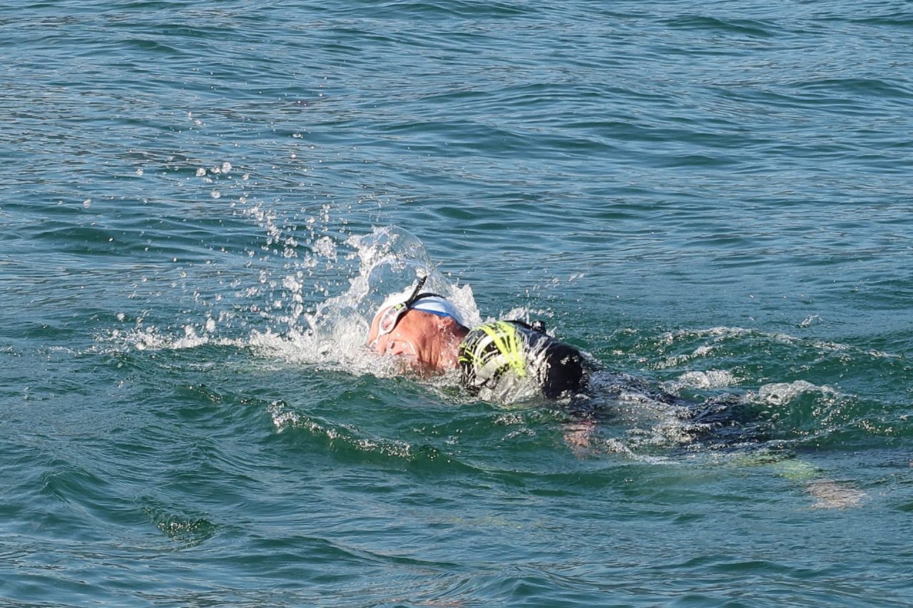 Perde una gamba ma non lo spirito: “E ora mi tuffo in piscina”