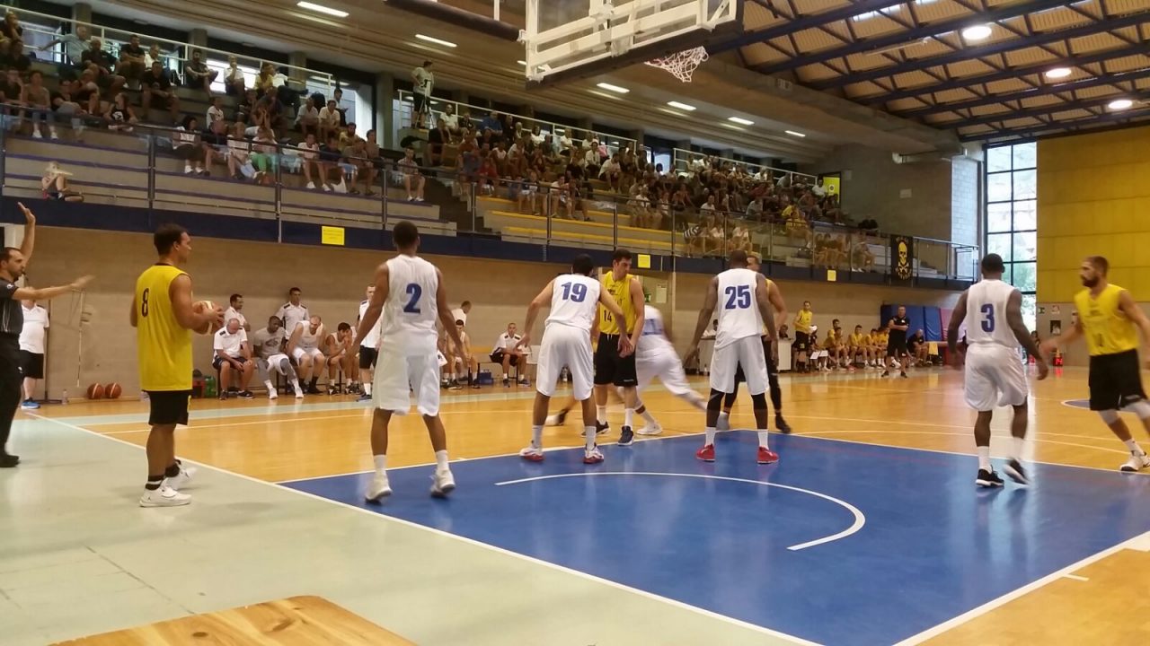 Pallacanestro Cantù sconfitta di misura alla prima uscita stagionale. FOTO