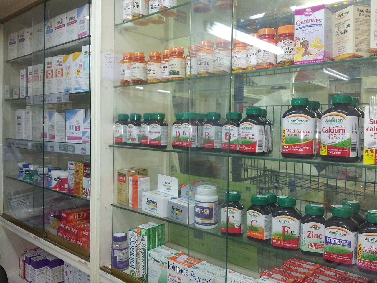 Farmacie chiuse a Lomazzo ad agosto: Auser in prima linea per gli anziani